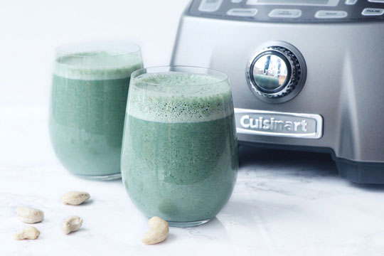 Smoothie vert aux pêches